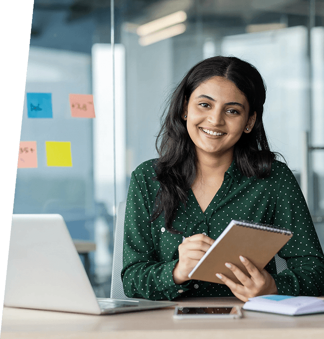 Mulher sorrindo estudando no laptop